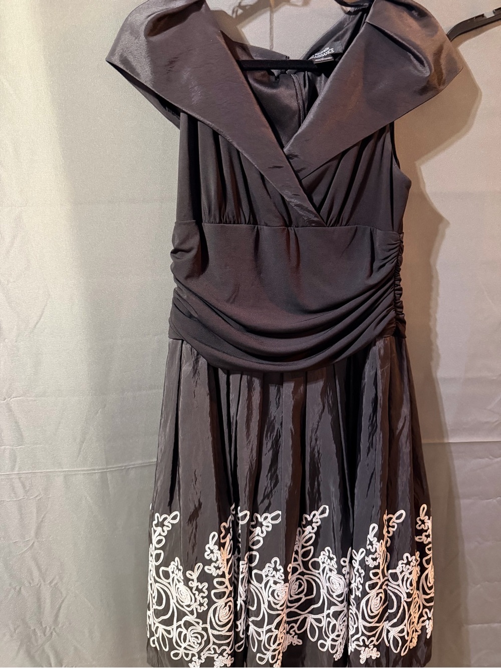 Black Midi Dress with White Embroidered Hem – Classic Evening Fit